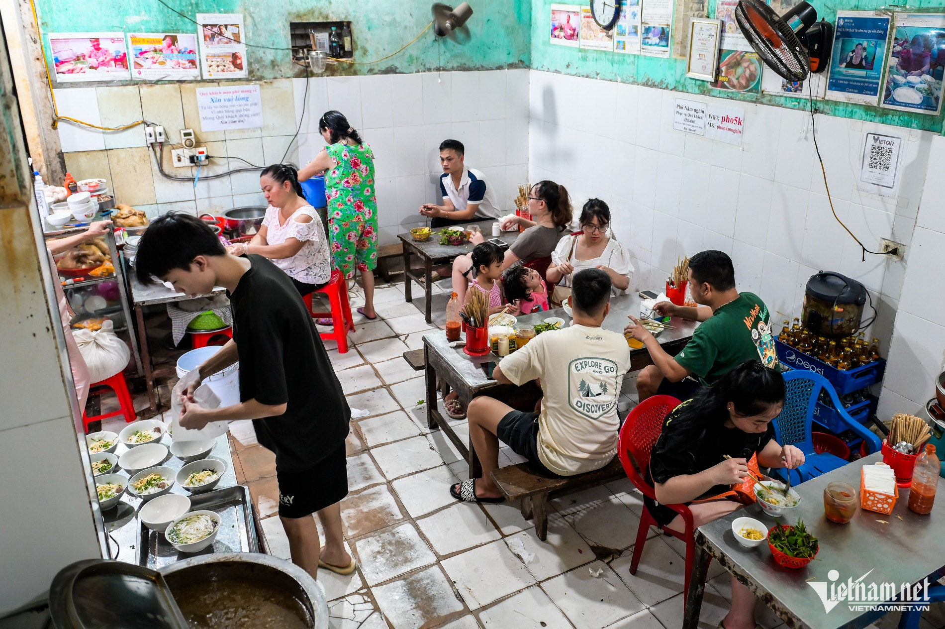 Quán phở luôn trong tình trạng kín khách