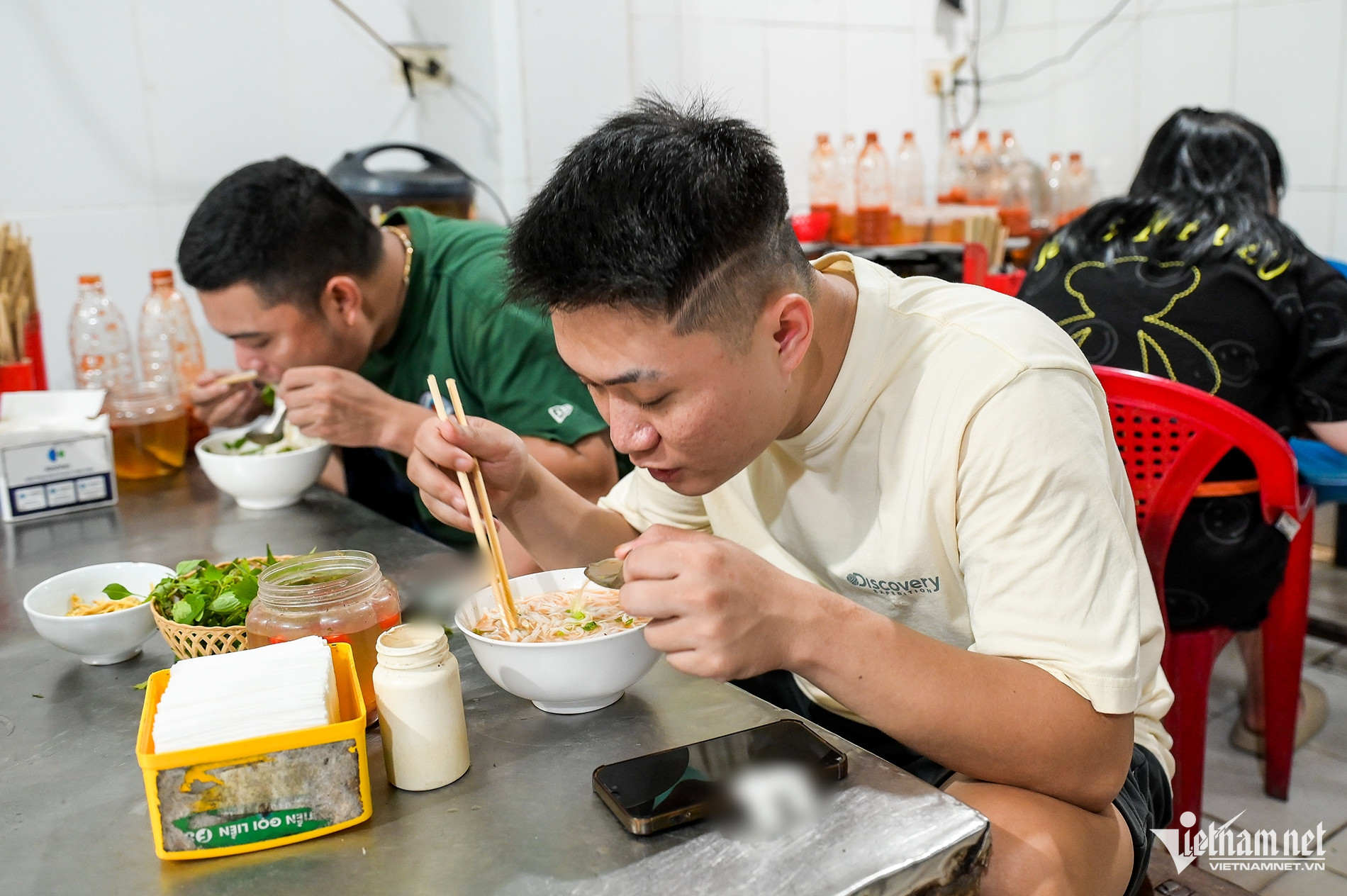 Anh Nguyễn Huy Hoàng thích thú thưởng thức bát phở giá 5.000 đồng