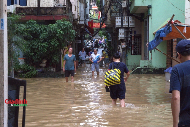 Người dân phường Chương Dương quận Hoàn Kiếm di tản khi nước sông Hồng lên cao.