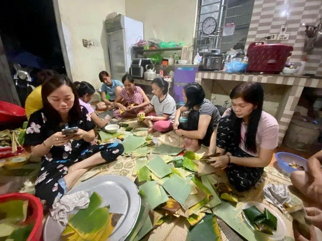 Công tác gói bánh rất khẩn trương.