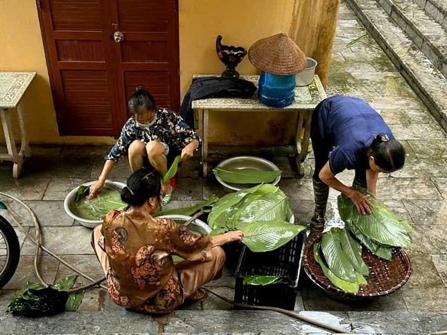 Người dân tập trung tại chùa Già Lê để chuẩn bị làm bánh chưng.