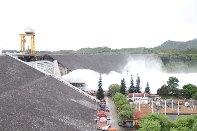 Hồ chứa Thác Bà đang thực hiện lệnh mở 3/3 cửa xả theo lệnh chỉ đạo của Bộ NN-PTNT.