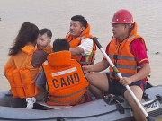 Tin tức - Vào thôn lũ ngập trắng ở Hiệp Hòa, nghẹn lòng cảnh chèo thuyền đưa cơm từng nhà