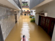 Clip Eva - Cảnh tượng nhiều năm mới thấy ở Phúc Xá khi nước sông Hồng đạt đỉnh