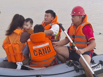 Vào thôn lũ ngập trắng ở Hiệp Hòa, nghẹn lòng cảnh chèo thuyền đưa cơm từng nhà