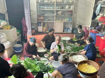Người dân Hà Nội gói hàng nghìn chiếc bánh chưng gửi bà con vùng lũ
