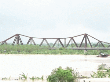 Cuộc sống đảo lộn của người dân vùng lũ ven sông Hồng