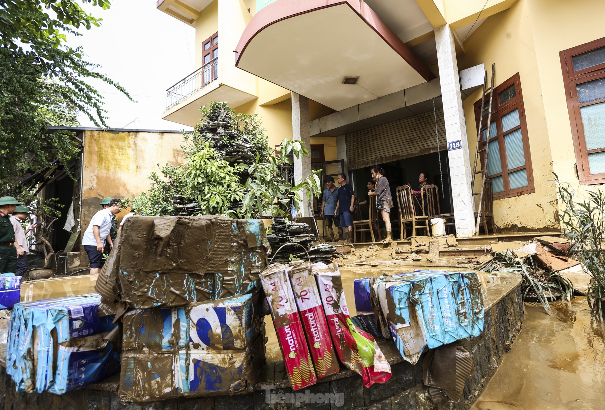 Cô giáo bật khóc nhìn đồ dùng học sinh dưới lớp bùn non sau amp;#34;lũ lịch sửamp;#34; - 10