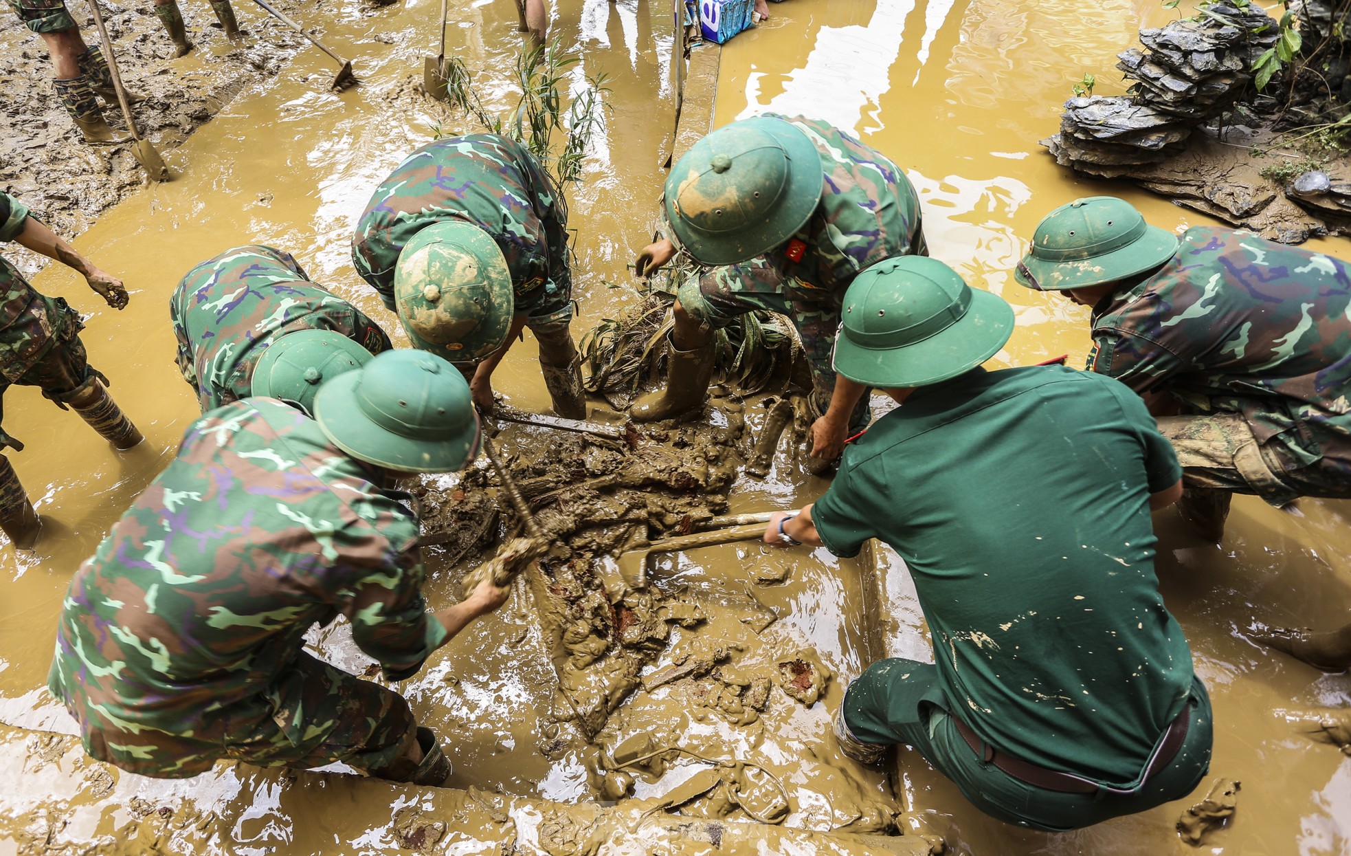 Để khắc phục hậu quả do thiên tai gây ra, UBND tỉnh Yên Bái đã huy động gần 31.000 người cùng hàng trăm máy móc, xuồng máy, thuyền để hỗ trợ người dân. Trong đó, lực lượng quân đội, công an, dân quân, đoàn viên thanh niên... luôn tiên phong trong các công việc.