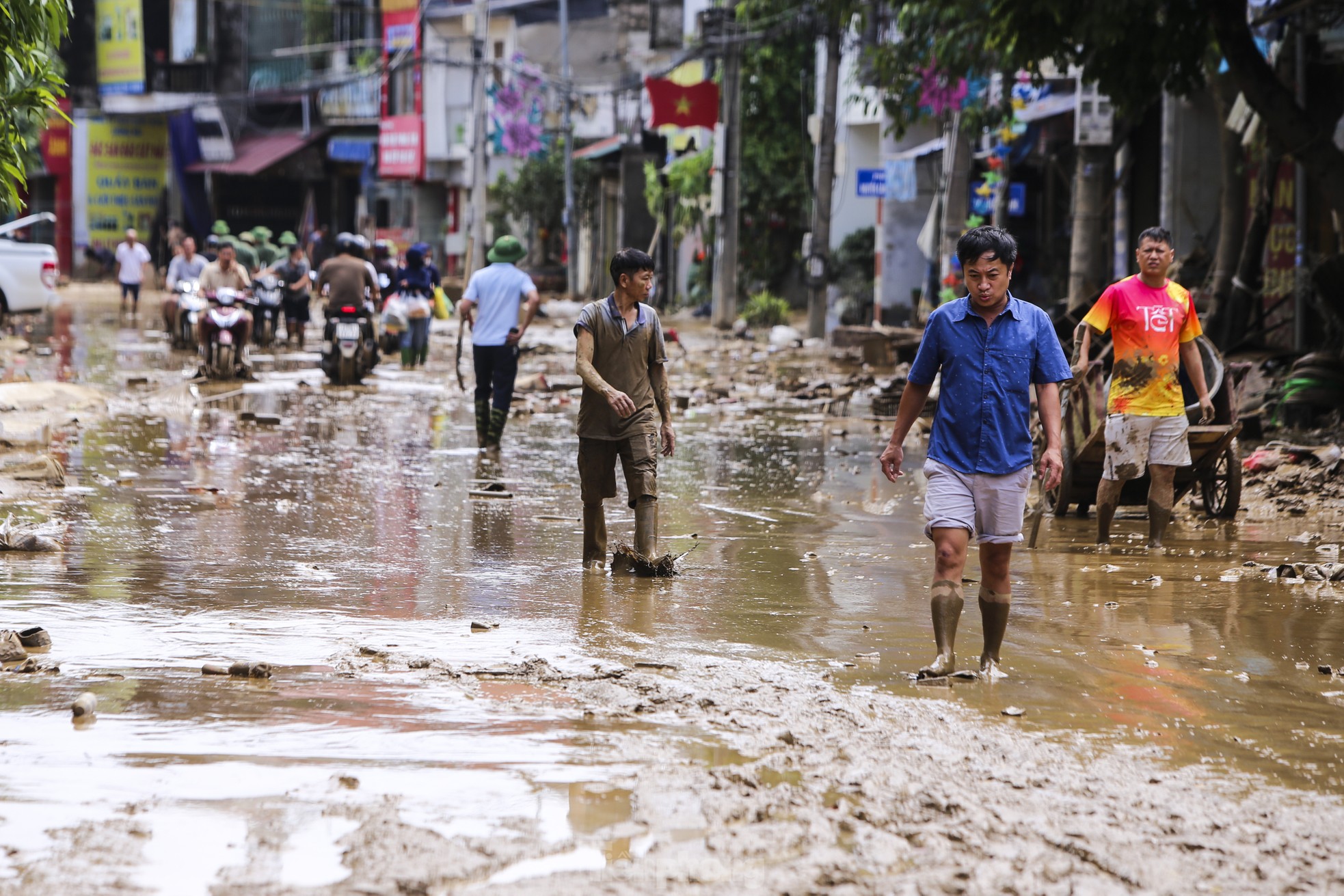 Sau nhiều ngày chìm trong dòng nước lũ đục ngầu, người dân các khu vực ven sông Hồng đoạn qua TP Yên Bái (Yên Bái) đang tất bật dọn dẹp nhà cửa, lục tìm tài sản còn sót lại sau trận “đại hồng thủy”.