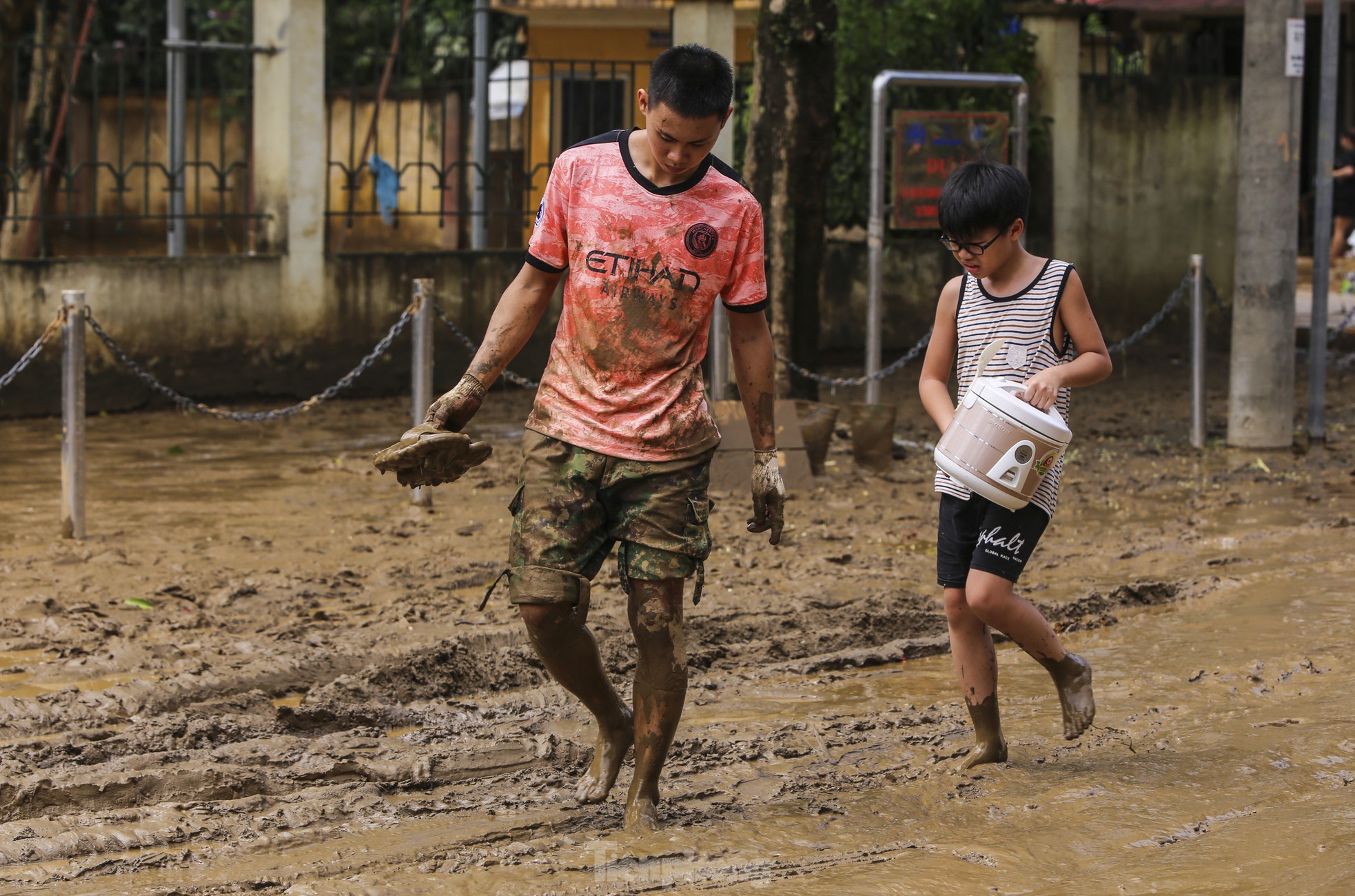 Cô giáo bật khóc nhìn đồ dùng học sinh dưới lớp bùn non sau amp;#34;lũ lịch sửamp;#34; - 20