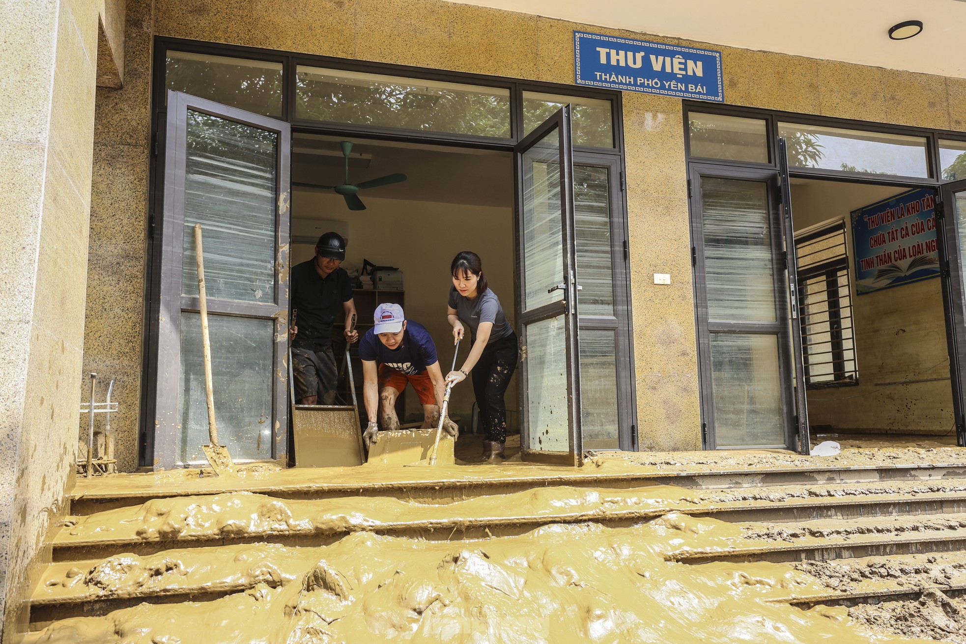 Không những tài sản của người dân, sách vở, đồ dùng học sinh tại nhiều trường trên địa bàn TP Yên Bái cũng bị vùi lấp trong bùn đất khi lũ rút.