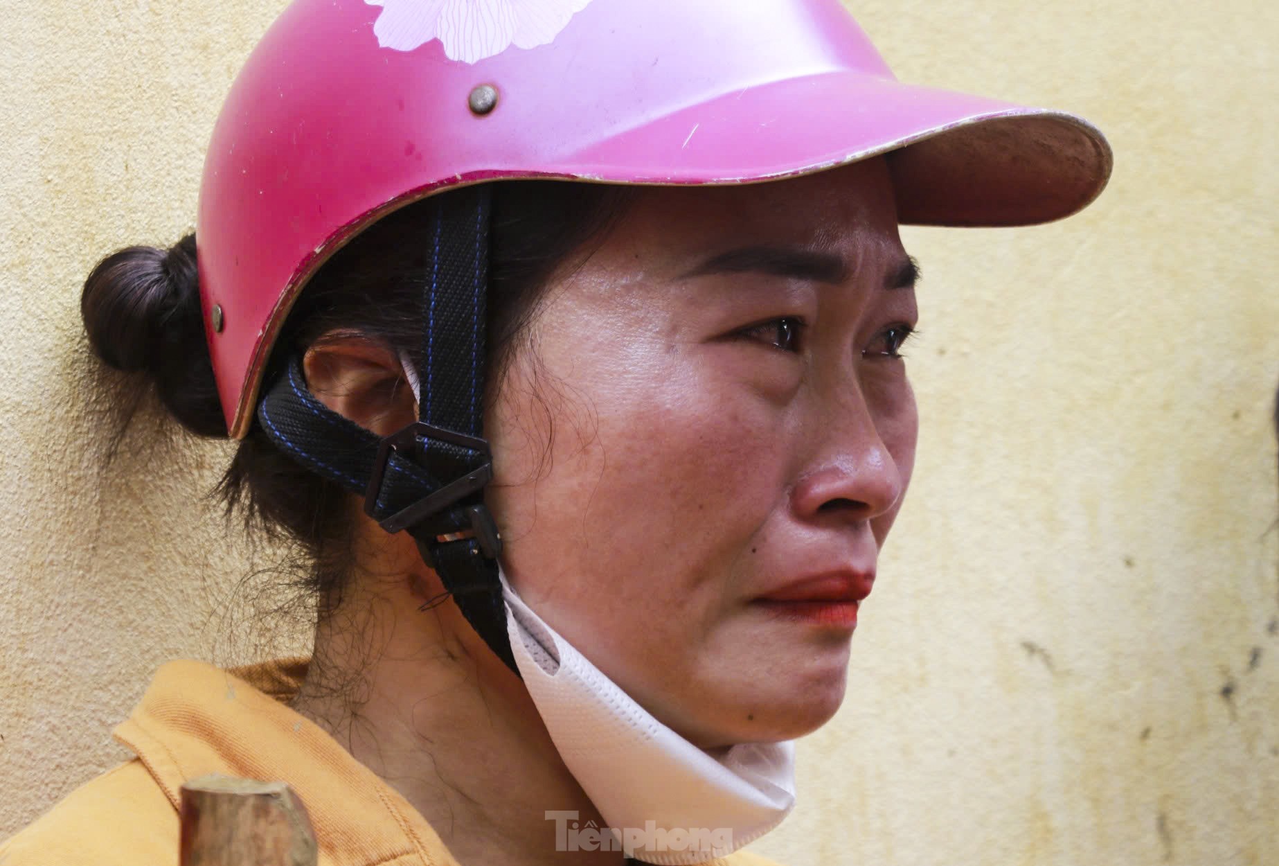 Bới tìm sách vở, đồ dùng của học sinh dưới lớp bùn non, nhiều cô giáo không cầm nổi nước mắt.