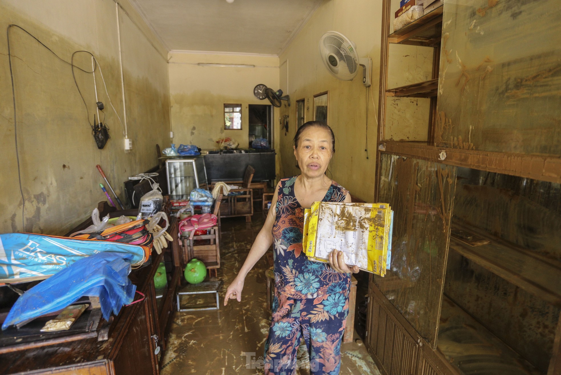 Căn nhà 2 tầng của gia đình bà Thạch Thị Tâm (72 tuổi, phường Hồng Hà, TP Yên Bái) bị ngập gần 3m. Lũ vào đã nhấn chìm toàn bộ cửa hàng kinh doanh văn phòng phẩm, sách vở phục vụ học sinh của vợ chồng bà.