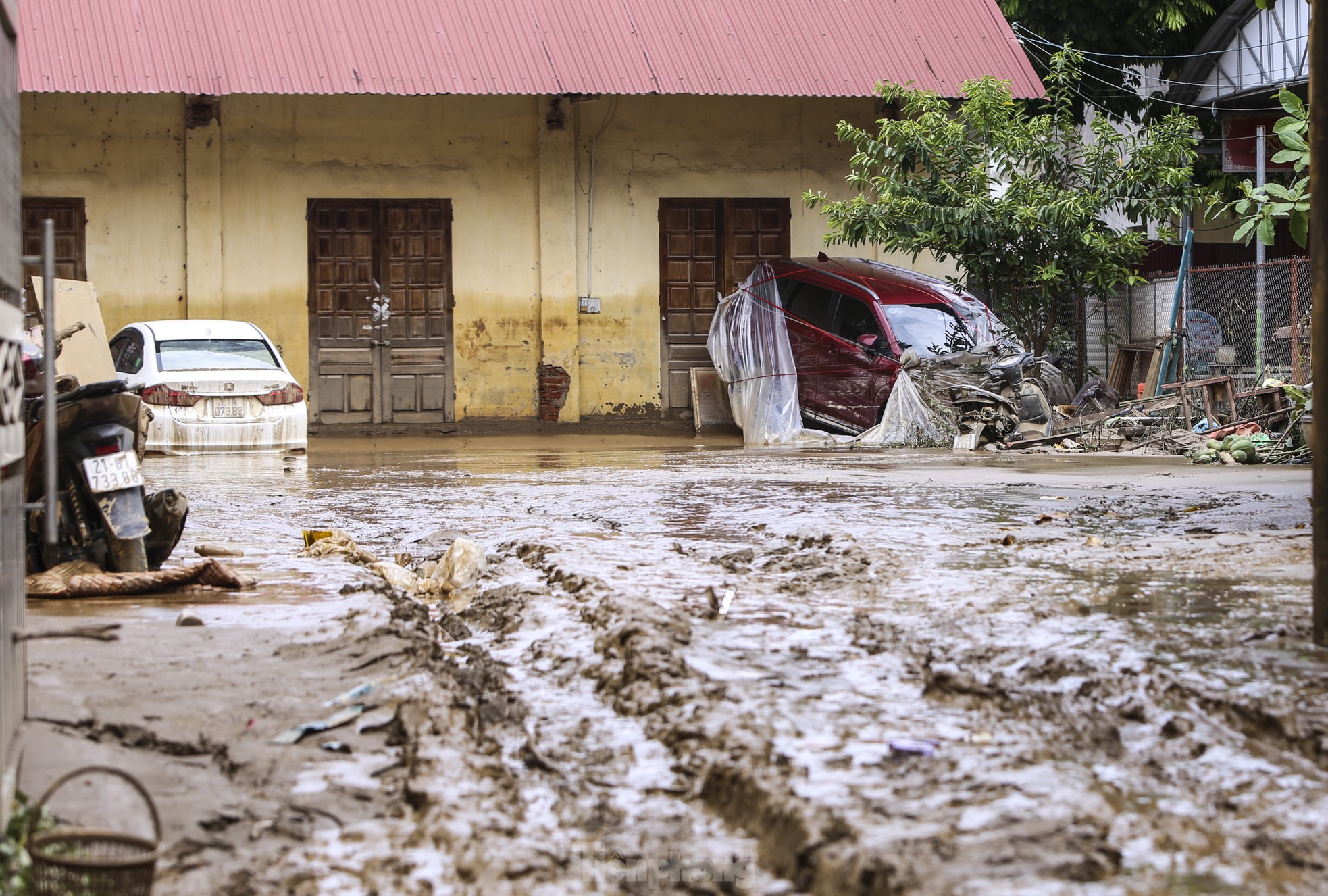 Trận lũ đi qua để lại thiệt hại nặng nề cho người dân nơi đây, nhiều tài sản như ô tô, xe máy và cả vật dụng gia đình bị ngâm trong nước.