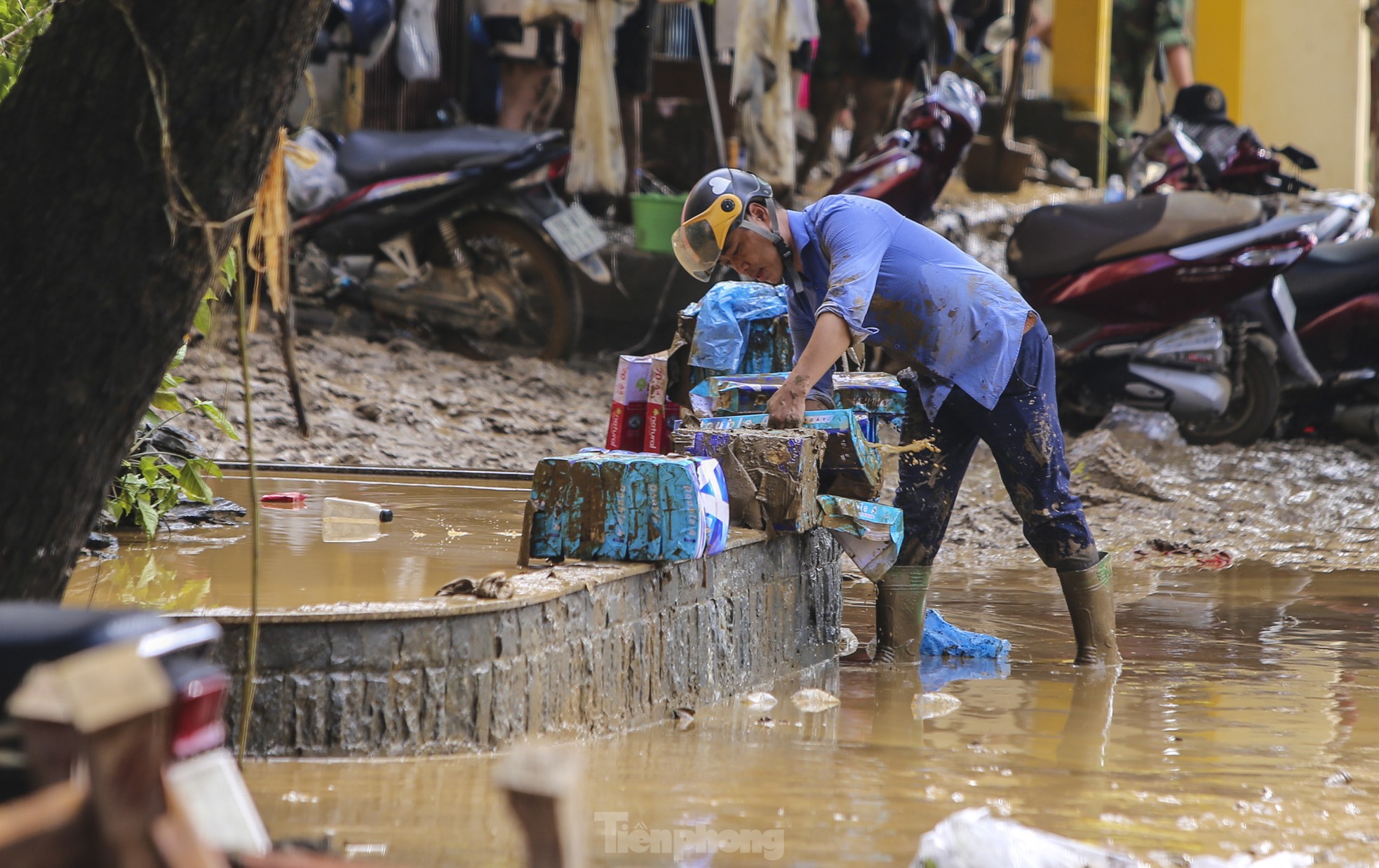 Cô giáo bật khóc nhìn đồ dùng học sinh dưới lớp bùn non sau amp;#34;lũ lịch sửamp;#34; - 12