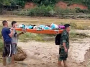 Sức khỏe - Video: Xúc động hình ảnh băng rừng, vượt lũ khiêng nạn nhân trong vụ sạt lở đất đi cấp cứu