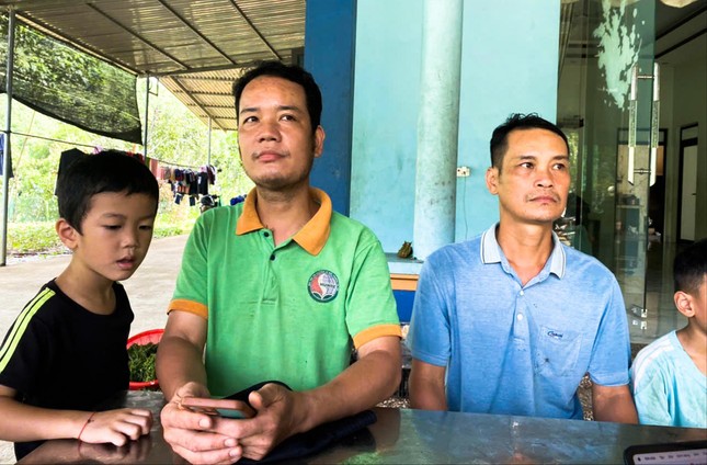 Hai gia đình Hoàng Văn Tiện, Hoàng Văn Duân may mắn thoát nạn trở về.