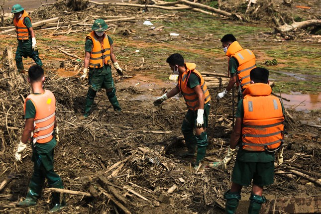 Các lực lượng vẫn tiếp tục tìm kiếm người mất tích.