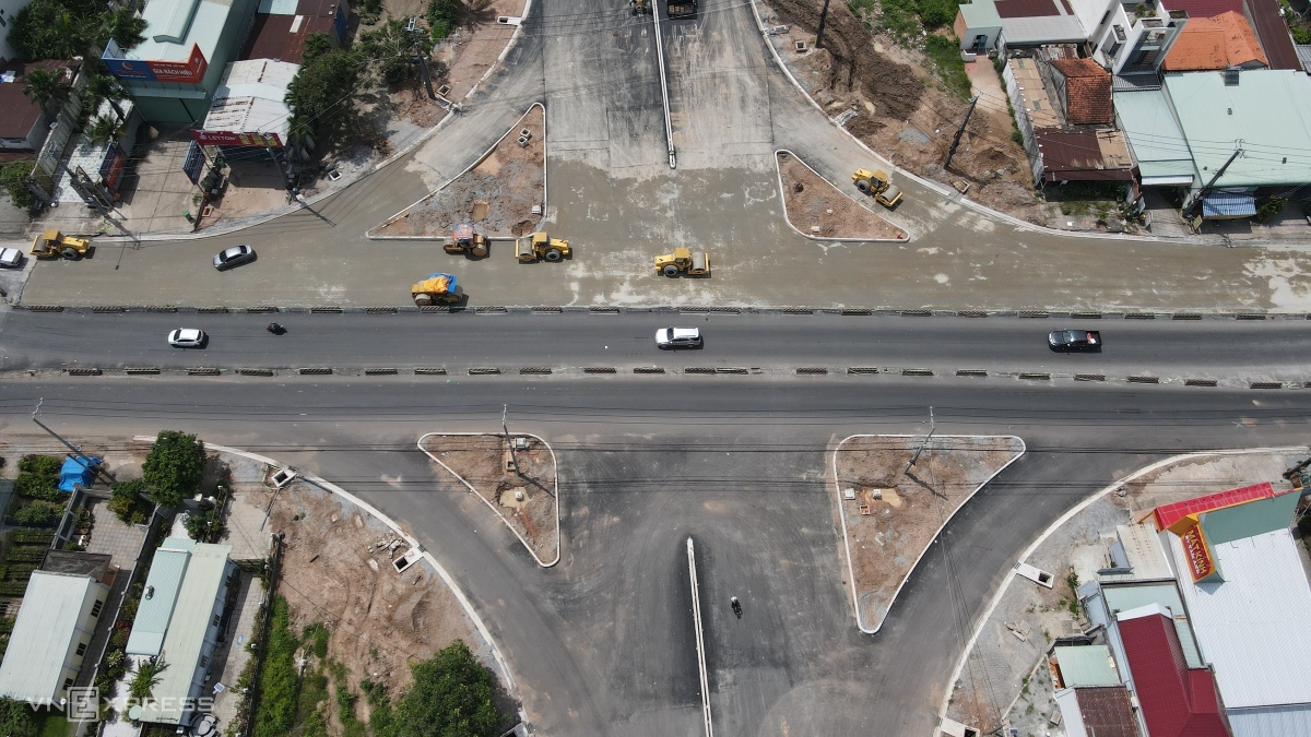 Hơn 30 km đi qua huyện Phú Giáo là dự án thành phần hoàn thành sau cùng. Nút giao giữa ĐT 741 với đường Bắc Tân Uyên - Phú Giáo - Bàu Bàng đang thi công những công đoạn cuối cùng, đổ đá cấp phối, thảm nhựa đường và lu lèn trước ngày thông xe 23/9.