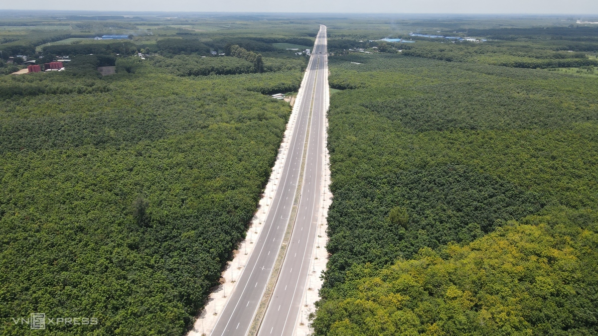 Tuyến đường dài 48 km, được chia thành 4 dự án thành phần với tổng mức đầu tư gần 3.800 tỷ đồng. Dự kiến toàn bộ dự án khánh thành thông tuyến ngày 23/9 tới, sau 3 năm thi công.