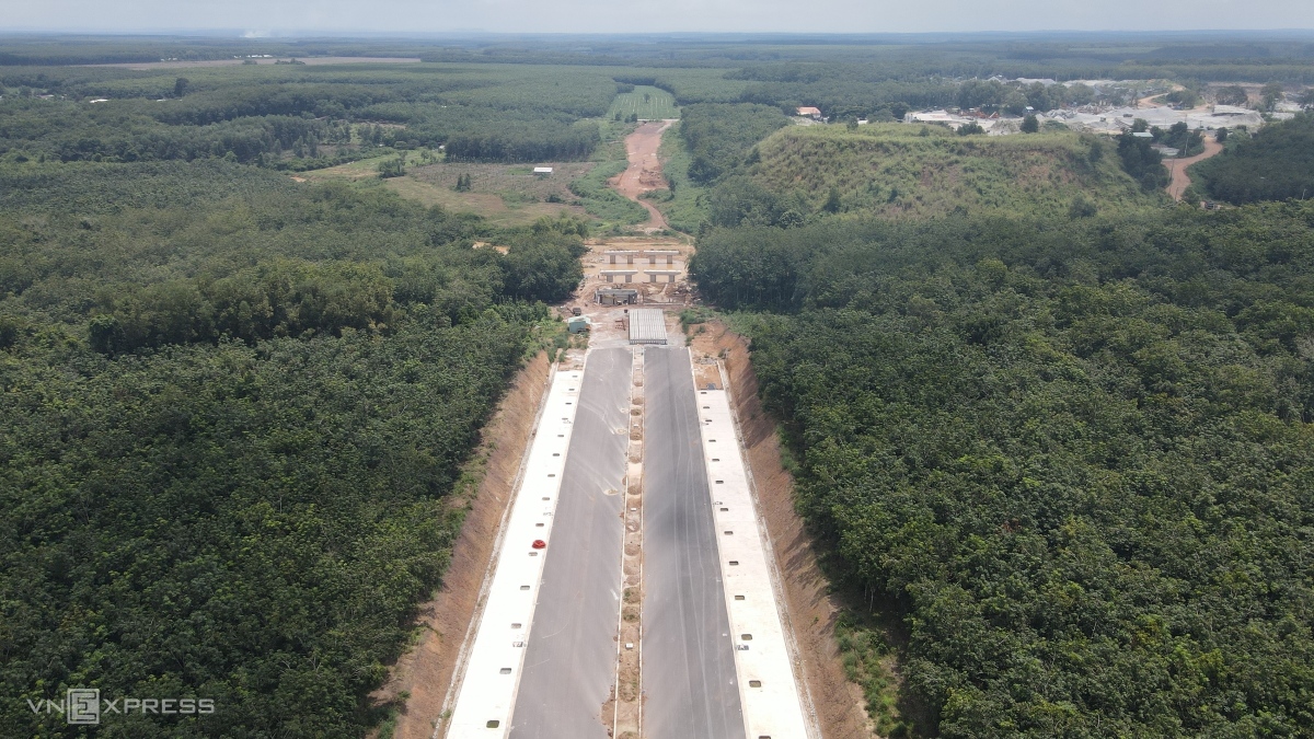 Đoạn cuối đường giáp huyện Đồng Phú, Bình Phước. Theo đơn vị thi công, dự án chỉ làm đến đoạn giáp ranh, còn đường phía Bình Phước sẽ triển khai dự án mới, đồng bộ kết nối vào tuyến đường này trong năm tới.