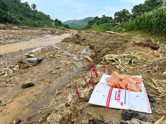 Tin tức 24h: Phó trưởng Công an phường ngã quỵ khi nghe tin mất cả mẹ và em trai khi đang đi chống lũ - 10
