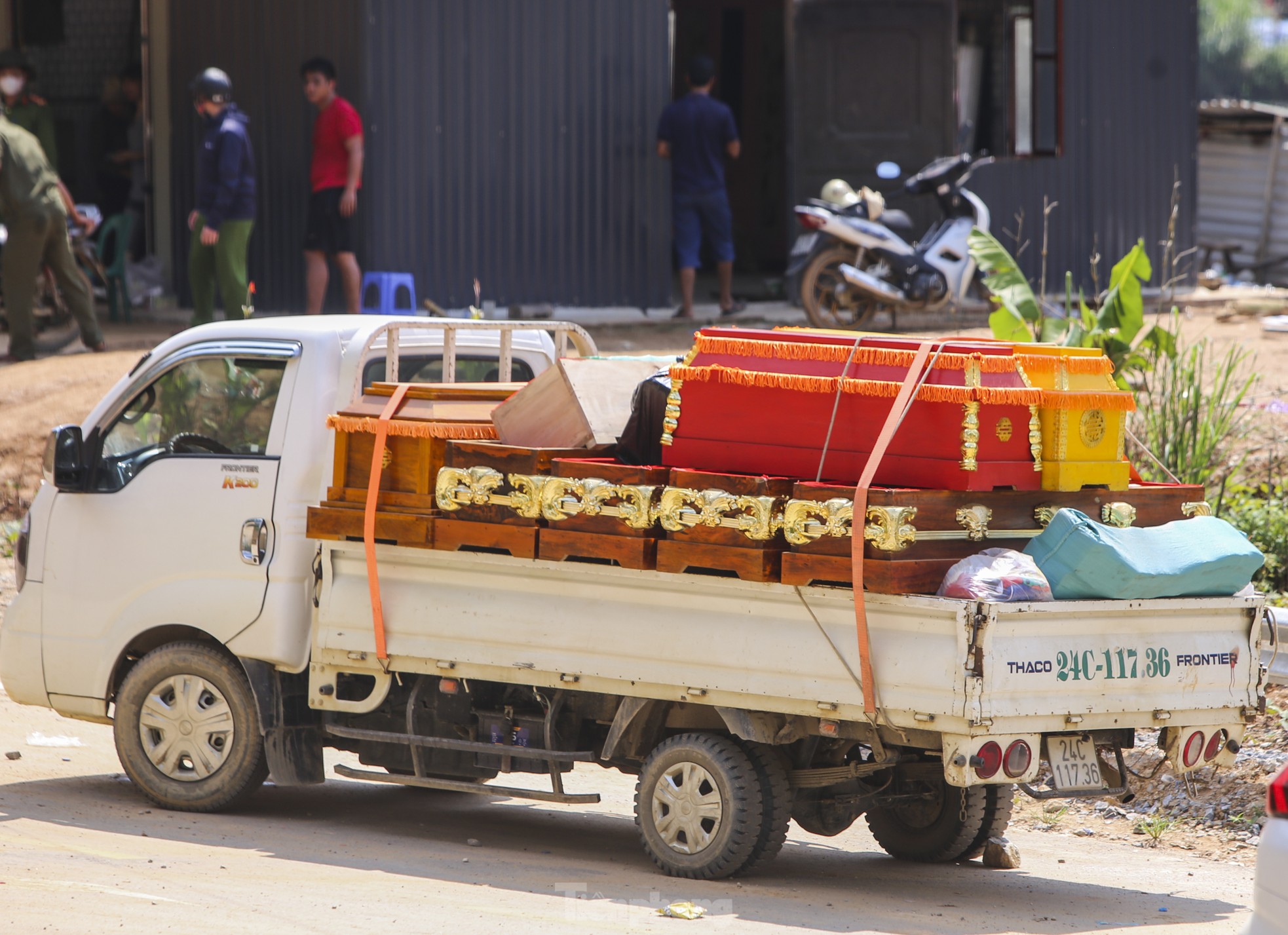 Dọc đường vào thôn Nậm Tông, hình ảnh 8 chiếc quan tài được xe chở vào trở nên ám ảnh với người dân.