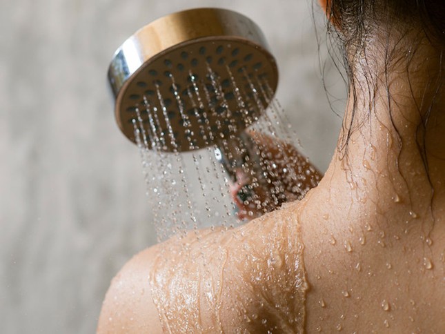 Tắm thường xuyên là một cách đơn giản để kiểm soát tuyến mồ hôi hoạt động quá mức.