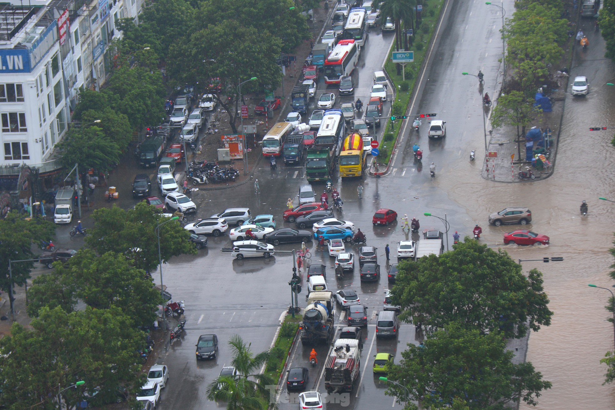 Nước ngập khiến các phương tiện di chuyển khó khăn sang khu vực Nam An Khánh, Vinsmart City.