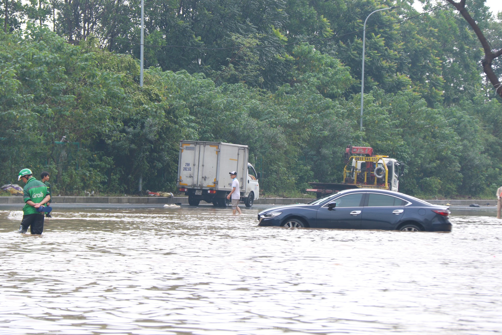 Không ít phương tiện cố nổ máy tăng ga để phóng qua đoạn ngập nhưng gần như đều chết giữa chừng.