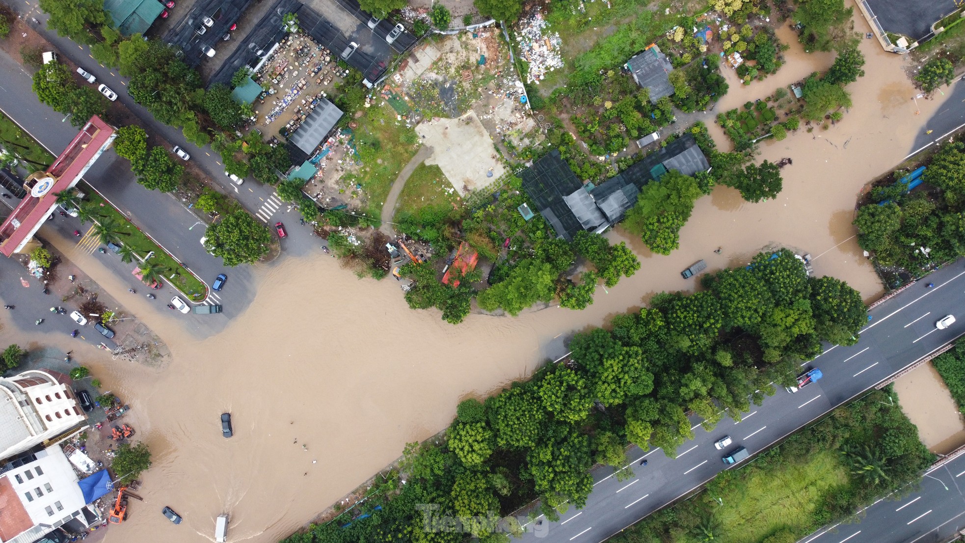 Đường gom đại lộ Thăng Long khu vực cổng chào Thiên đường Bảo Sơn và hầm chui số 3 thường xuyên ngập sâu mỗi khi khu vực có mưa lớn.