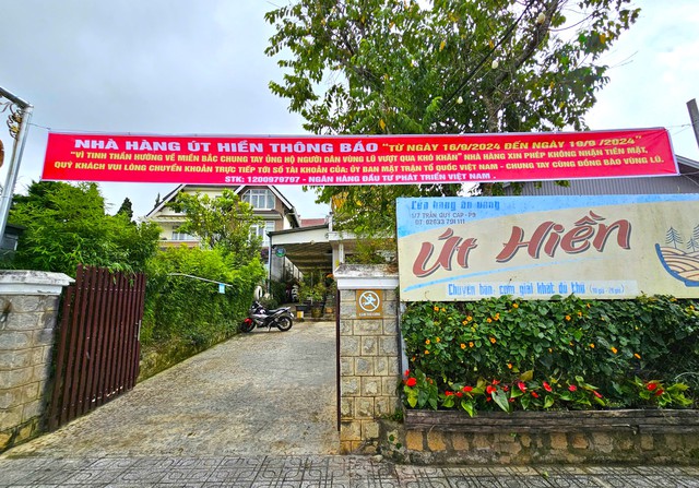 Thông báo không nhận tiền mặt trước quán.