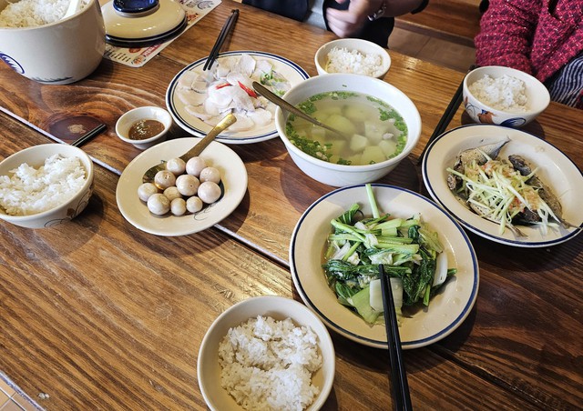 Bữa cơm trưa của nhóm thực khách ở quán Út Hiền.