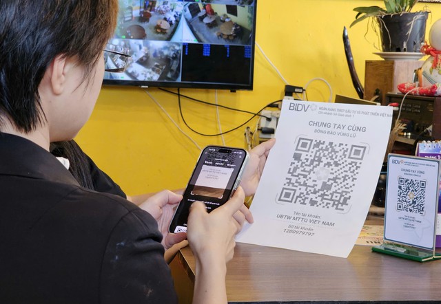 Thay vì thanh toán tiền cơm, thực khách chuyển khoản vào tài khoản của Ủy ban Mặt Trận Tổ quốc Việt Nam để chung tay ủng hộ đồng bào miền Bắc.