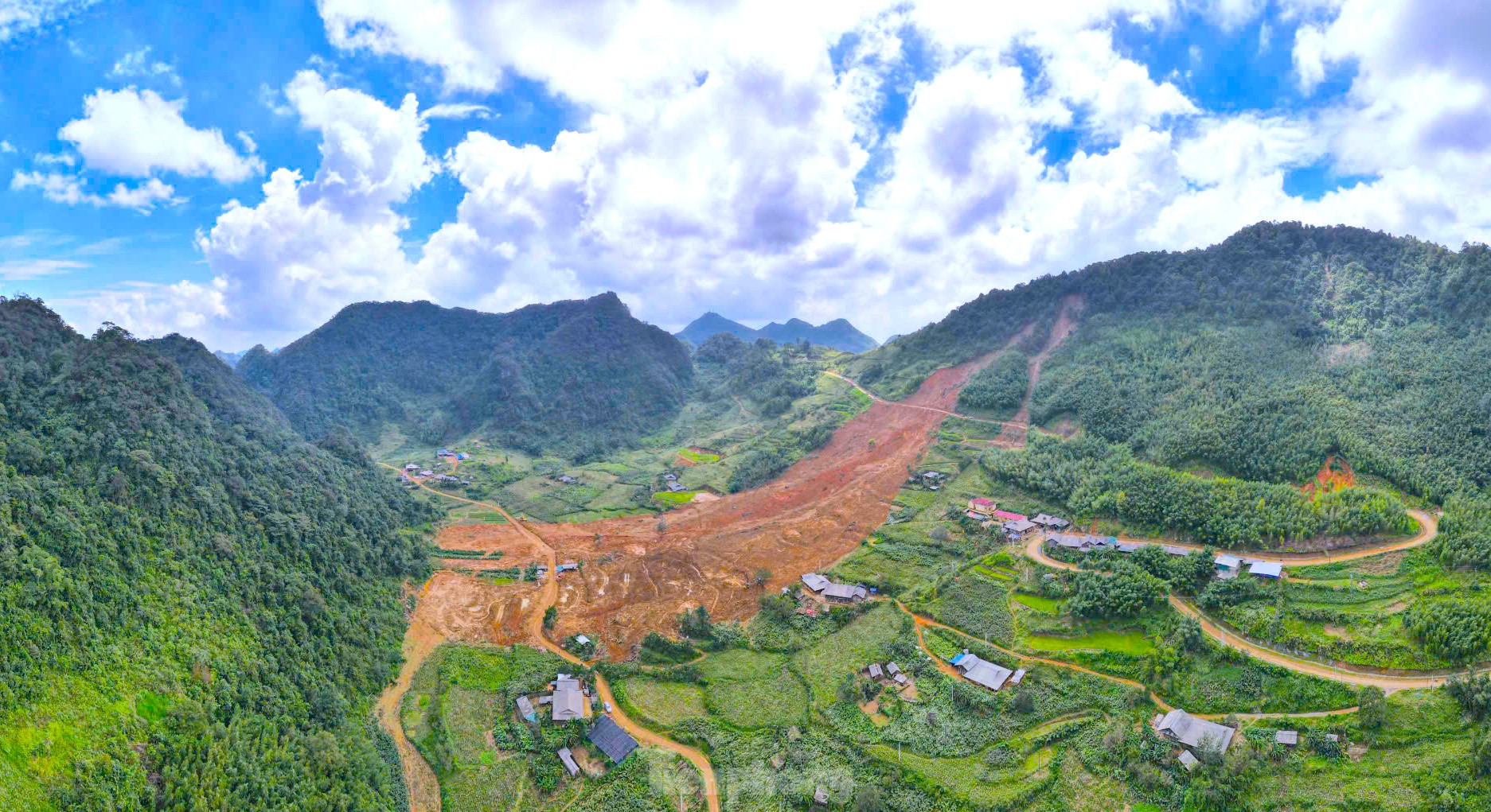 1h sáng 9/9, ngọn núi ở xóm Lũng Lỳ (xã Ca Thành, huyện Nguyên Bình, Cao Bằng) sạt lở. Phát hiện sự việc, một số người dân trong xóm Lũng Lỳ di tản ra khỏi nhà. Gần 5h sáng cùng ngày, một số người đàn ông ra khe suối khơi thông dòng chảy để nước không tràn vào nhà. Lúc này núi Lũng Lỳ tiếp tục sạt lở lần 2 đã cuốn phăng 6 ngôi nhà của Lũng Lỳ.