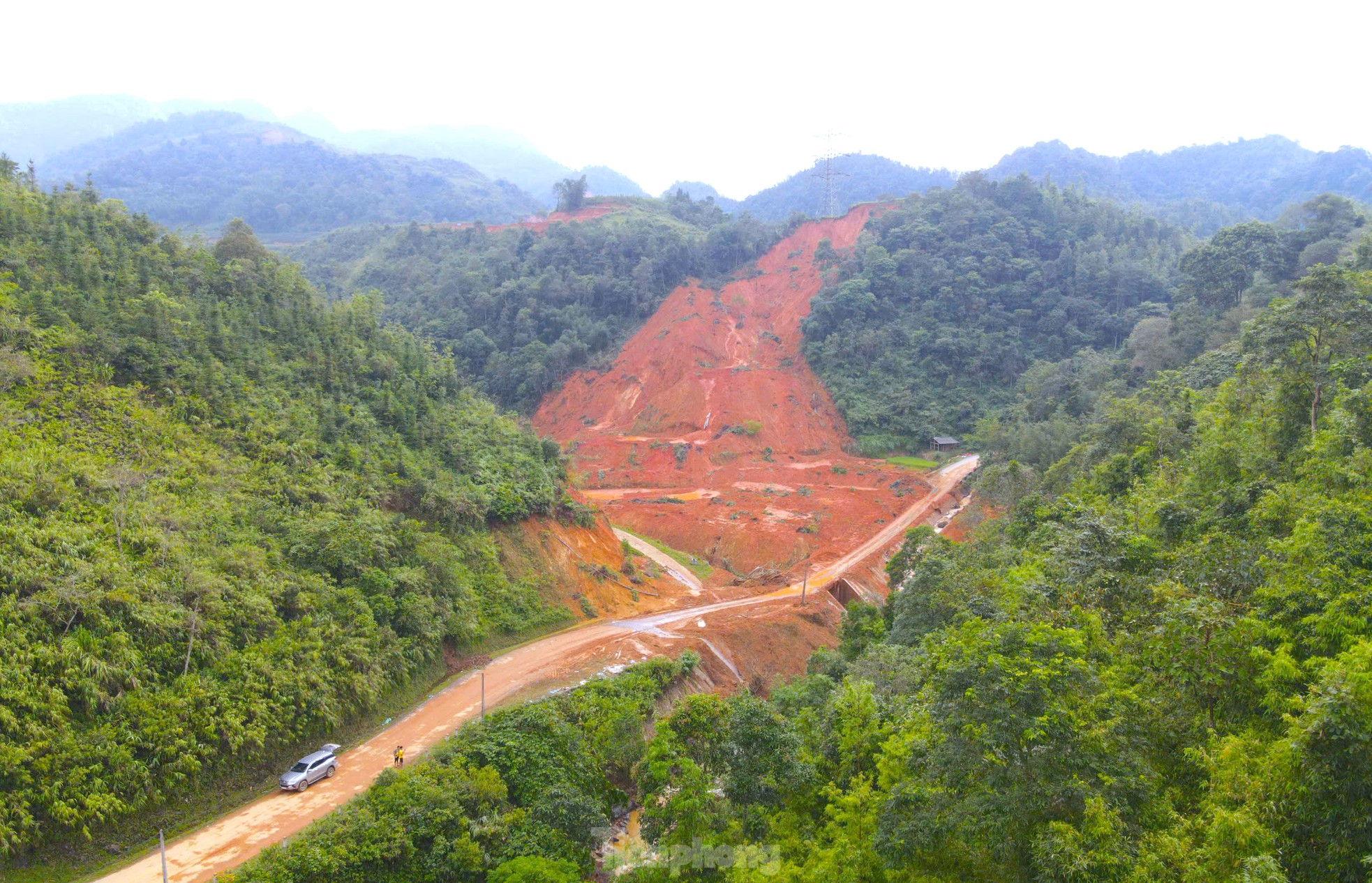 Cũng trong sáng 9/9, núi Khuổi Ngọa (xã Ca Thành) bất ngờ đổ sập xuống. Hàng trăm nghìn khối đất đá đổ ào xuống phía dưới.
