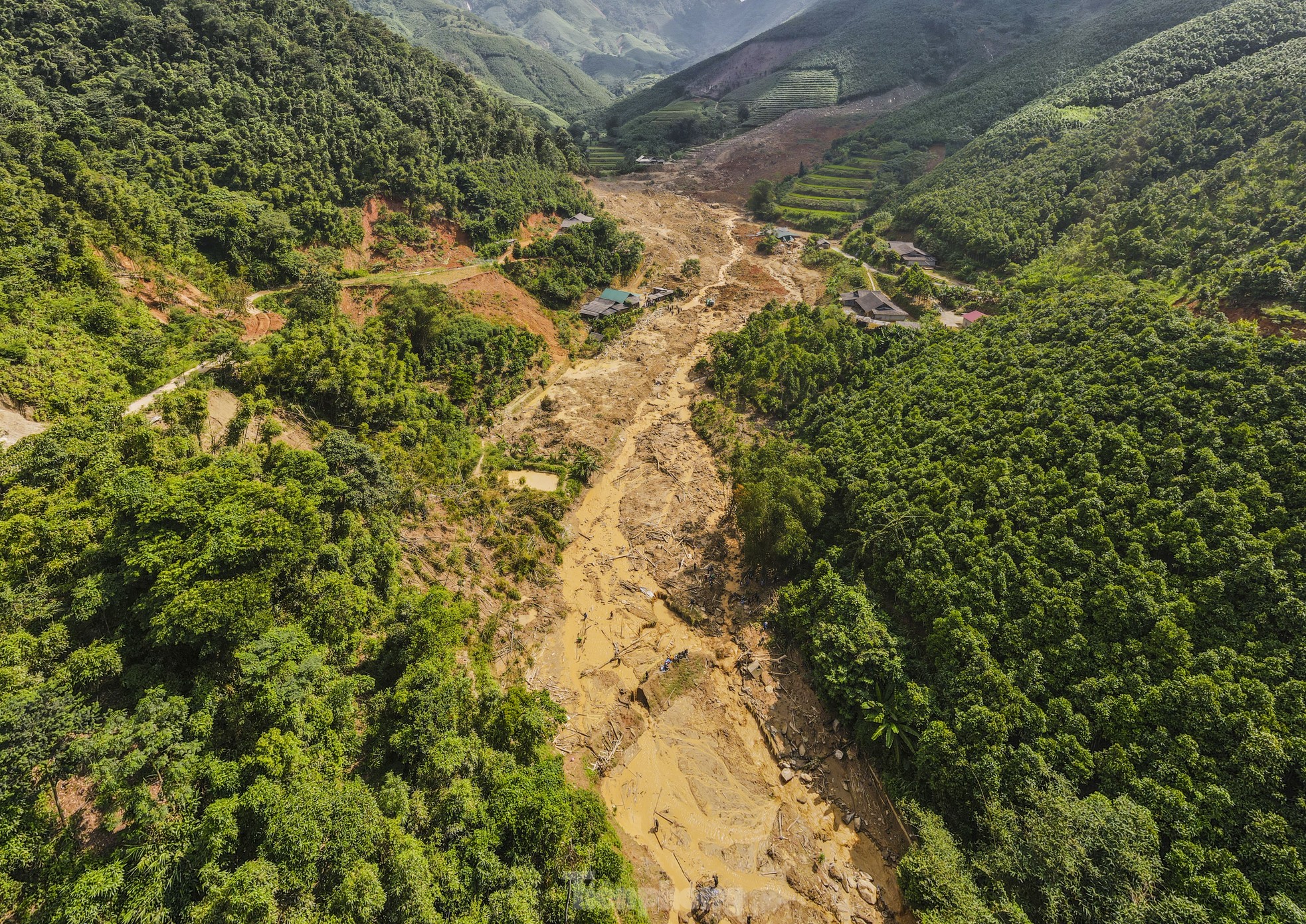 Gần 1 tuần qua, do ảnh hưởng của mưa lũ kéo dài, nhiều địa phương ở tỉnh Lào Cai còn bị chia cắt. Theo UBND huyện Bắc Hà, mưa lũ khiến 23 người chết, 11 người mất tích. Trong đó, vụ sạt lở tại thôn Nậm Tông (xã Nậm Lúc) đã khiến 10 người chết, 8 người còn mất tích.