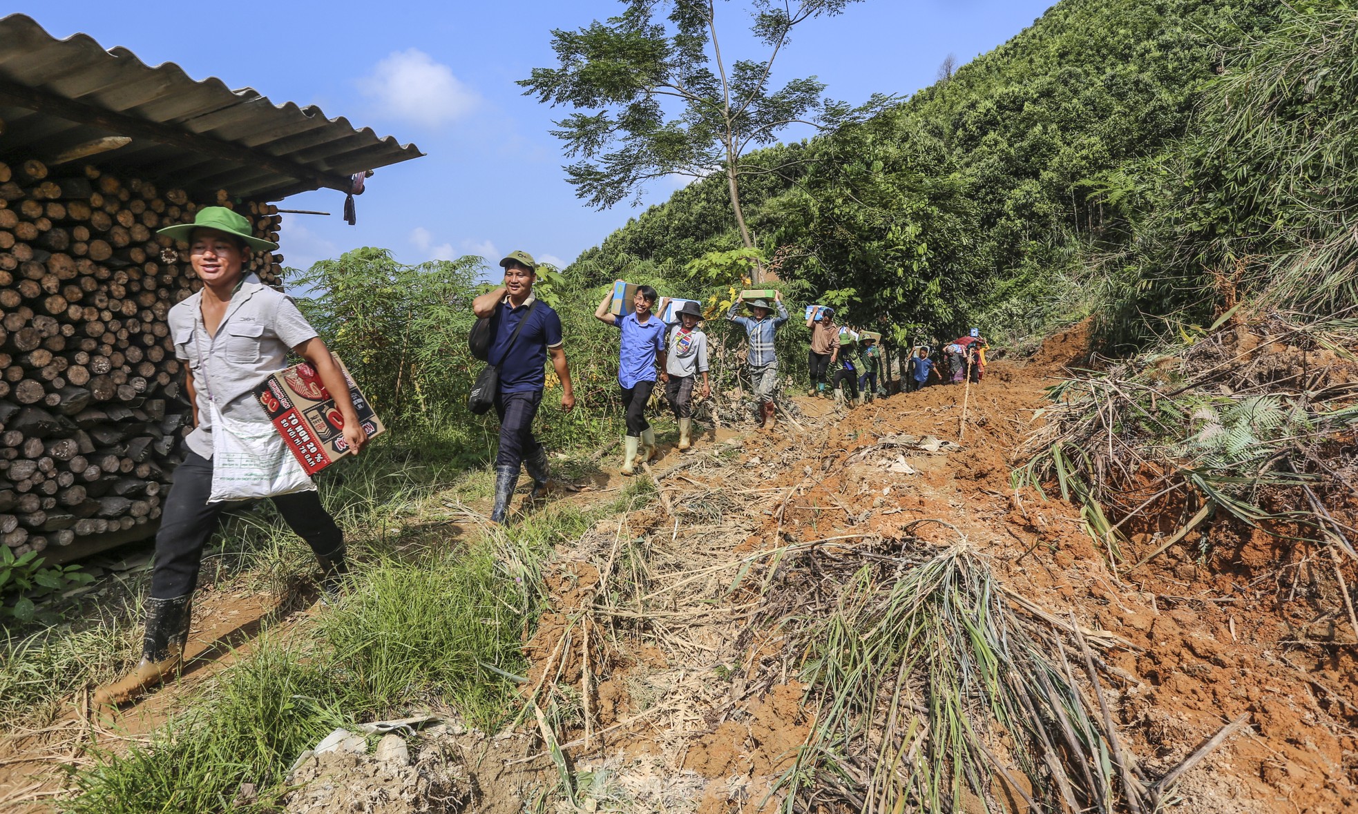 Tuyến đường độc đạo từ trung tâm xã Nậm Lúc vào thôn Nậm Tông bị chia cắt, trong đó nhiều điểm bị cắt đứt hoàn toàn, không thể dùng xe vận chuyển lương thực tiếp tế đến cho người dân mà phải đi bộ.