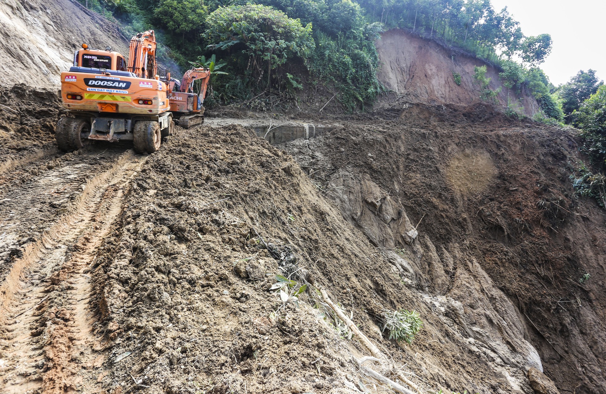 Toàn huyện có hàng nghìn điểm sạt lở.