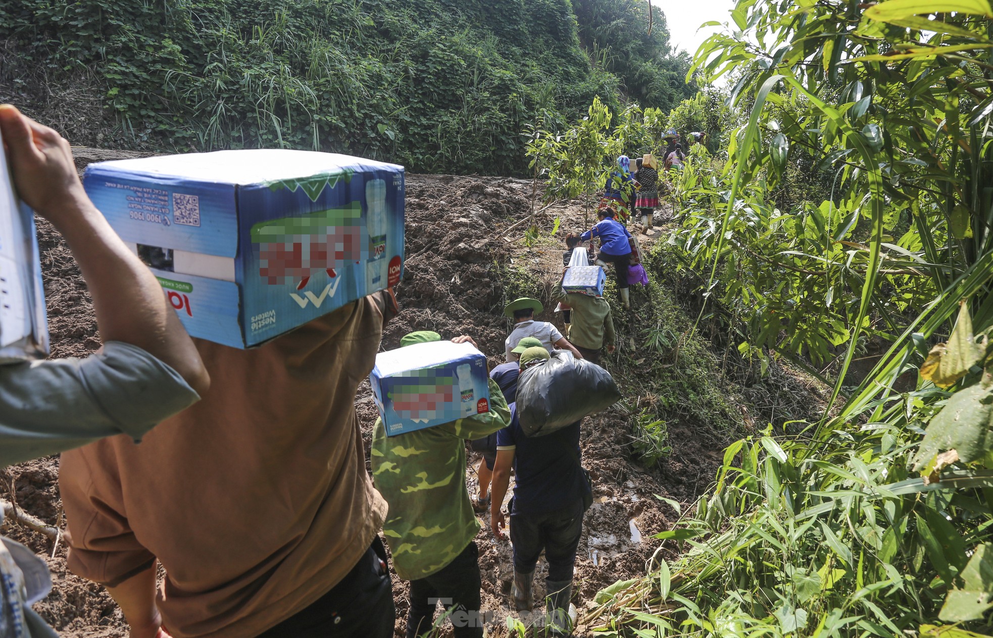 Đội quân băng rừng amp;#34;cõngamp;#34; nhu yếu phẩm cho người dân vùng sạt lở - 9