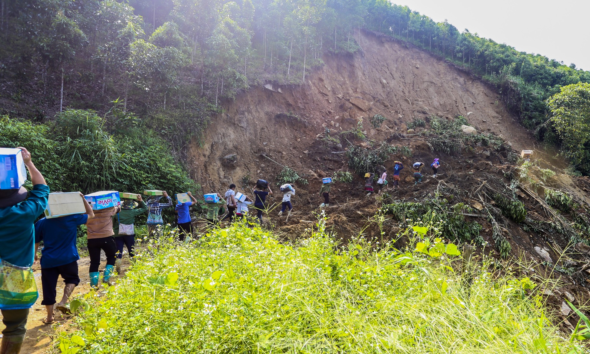 Lực lượng quân dân tự vệ, đoàn viên thanh niên, người dân địa phương đã phải băng rừng, vượt núi, “cõng” lương thực, nước sạch, nhu yếu phẩm cần thiết vào tiếp tế cho người dân.