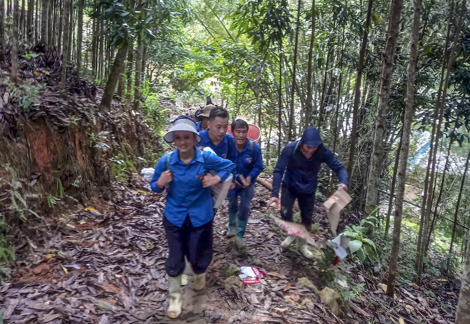 Đội quân băng rừng amp;#34;cõngamp;#34; nhu yếu phẩm cho người dân vùng sạt lở - 14