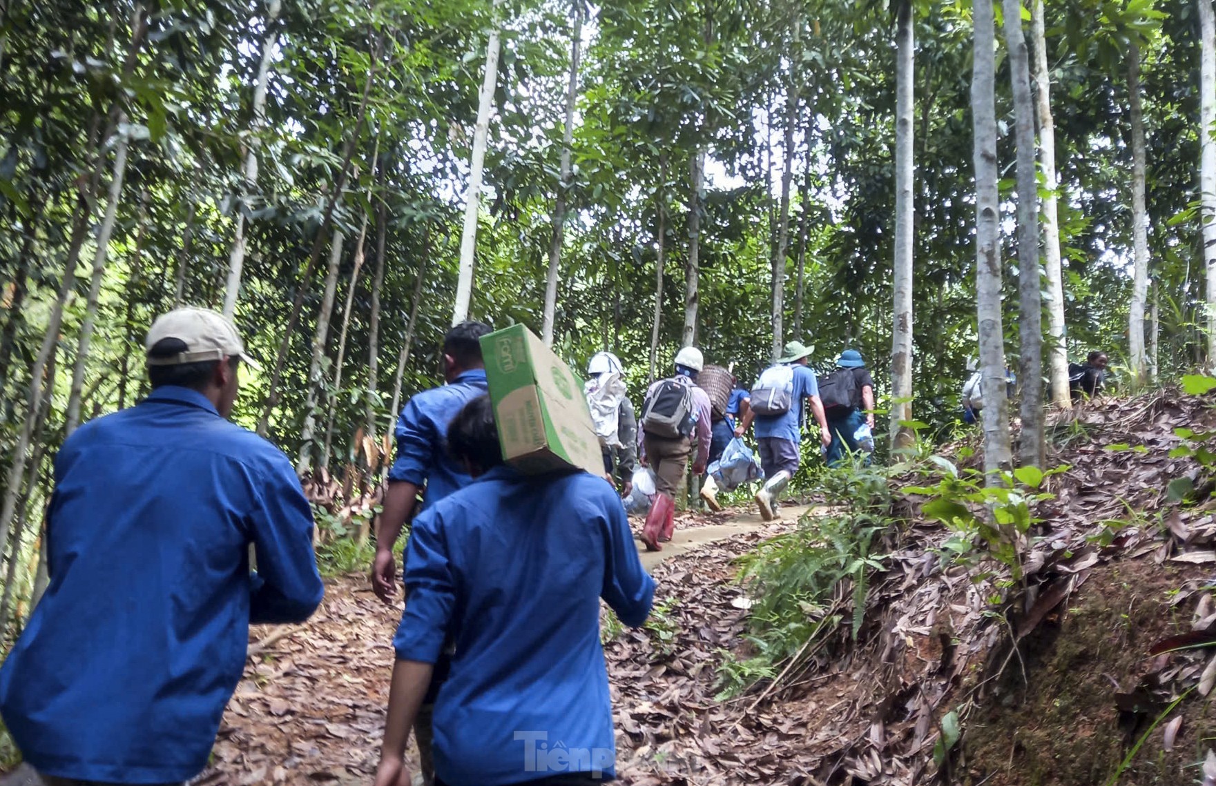 Đội quân băng rừng amp;#34;cõngamp;#34; nhu yếu phẩm cho người dân vùng sạt lở - 16