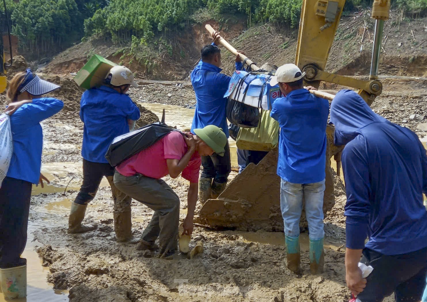 Nhiều vị trí suối nước chảy mạnh hoặc điểm sạt lở bùn nhão phải nhờ sự hỗ trợ của gàu máy đào để vượt qua.
