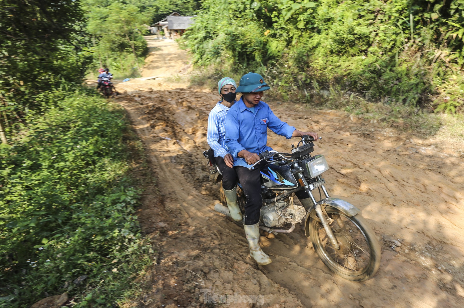 Vài ngày sau, khi thời tiết tốt lên, đường được sửa chữa, các thanh niên dùng xe máy vận chuyển vào vị trí cách Nậm Tông 5km. Từ đây, bỏ xe máy gùi hàng đi bộ vào cho bà con. Nay thì xe máy đã đến vị trí cách thôn 2km thuận lợi cho thanh niên rất nhiều.