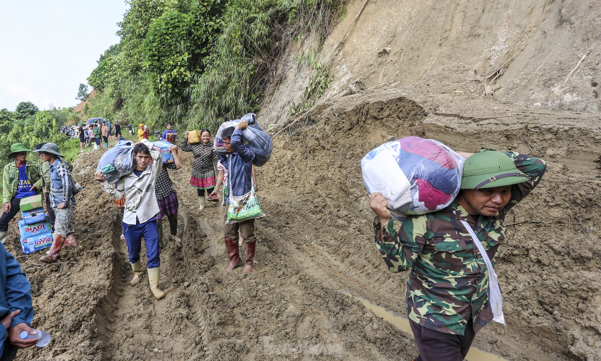 Đội quân băng rừng amp;#34;cõngamp;#34; nhu yếu phẩm cho người dân vùng sạt lở - 11