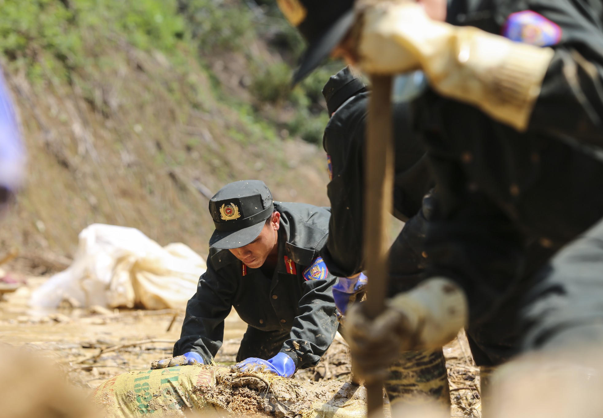 Những ngày qua, 80 cán bộ, chiến sĩ Tiểu đoàn CSCĐ số 2 thuộc Trung đoàn CSCĐ Thủ đô (Bộ Công an) cùng lực lượng quân đội, đội tìm kiếm tình nguyện và người dân địa phương đang nỗ lực tìm kiếm người mất tích.