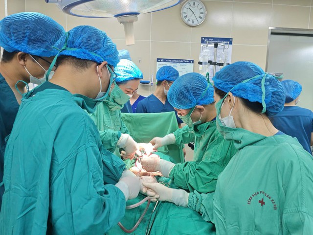 Kíp bác sĩ BVPS Hà Nội thực hiện phẫu thuật cho bệnh nhân.
