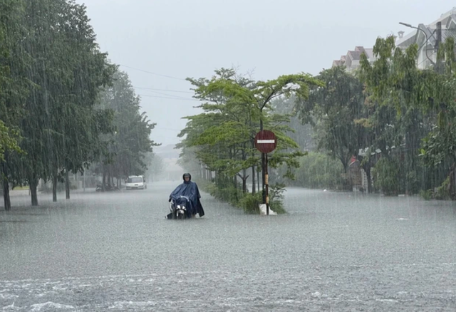 Theo dự báo thời tiết, do ảnh hưởng của áp thấp nhiệt đới miền Trung có mưa rất to. Ảnh minh họa: TL